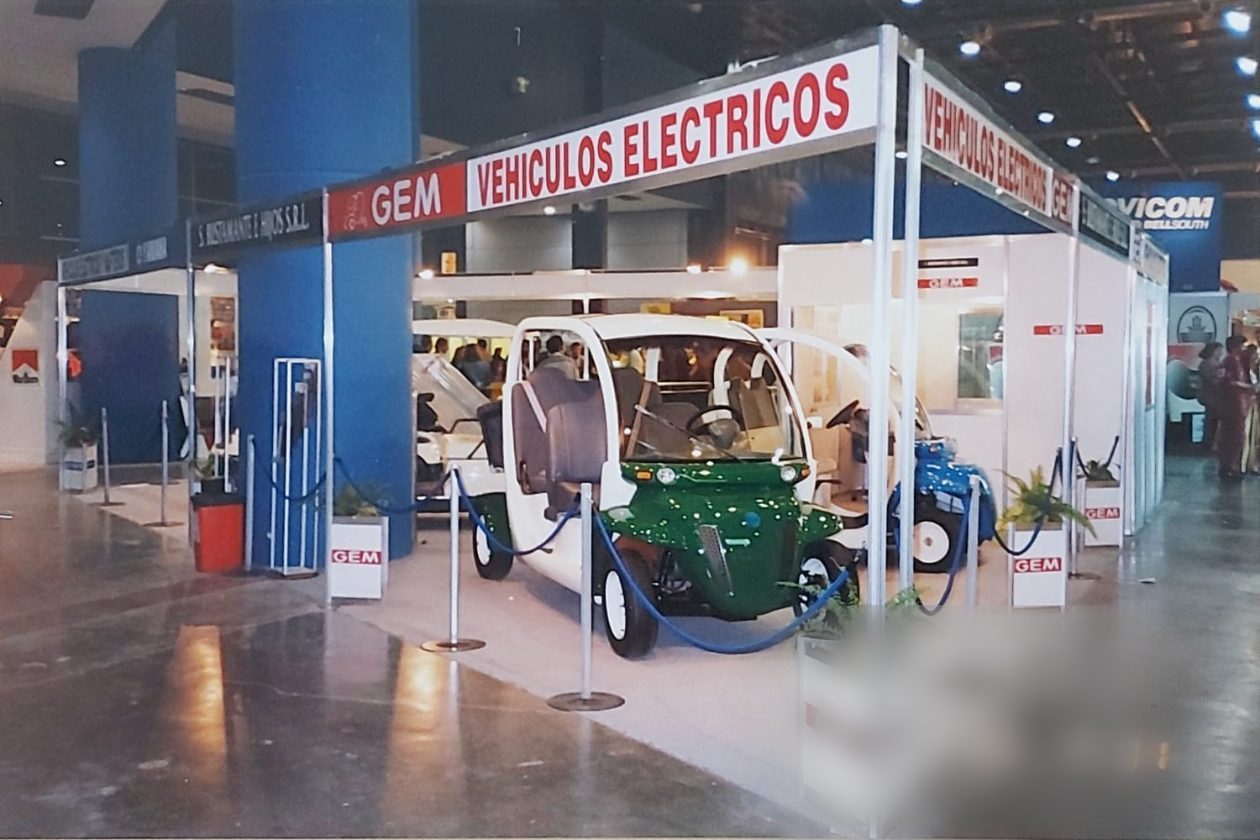 Stand de S. Bustamante e Hijos con vehículos eléctricos GEM, 1999
