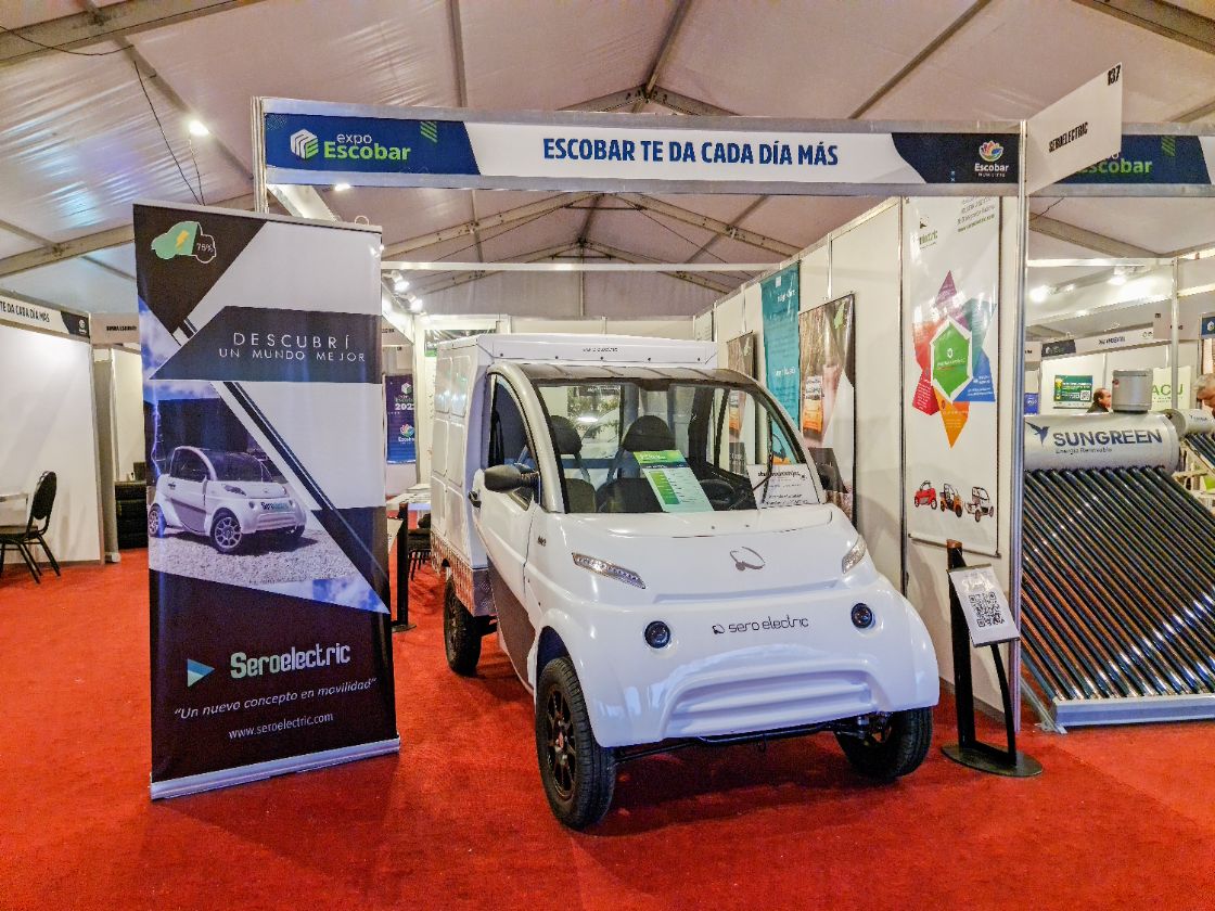 Utilitario Sero Electric blanco en el stand de Expo Escobar