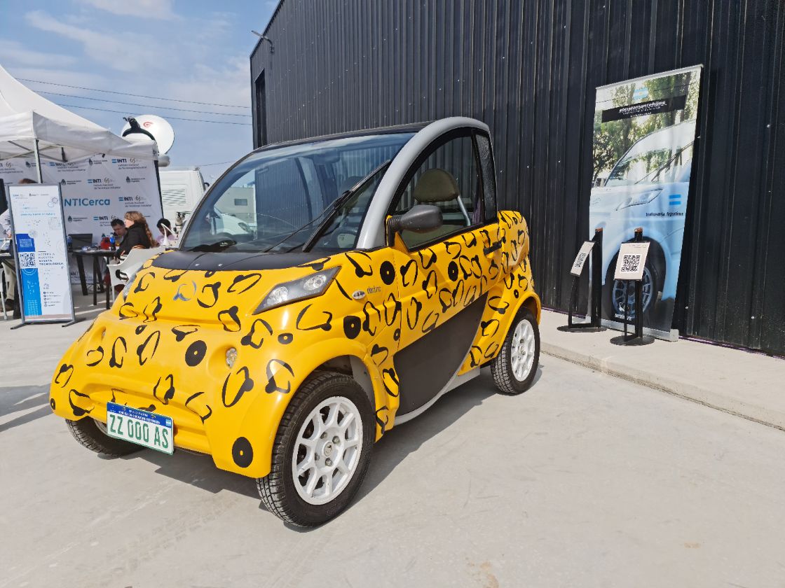 Sero Electric amarillo con diseño de manchas en el INTI