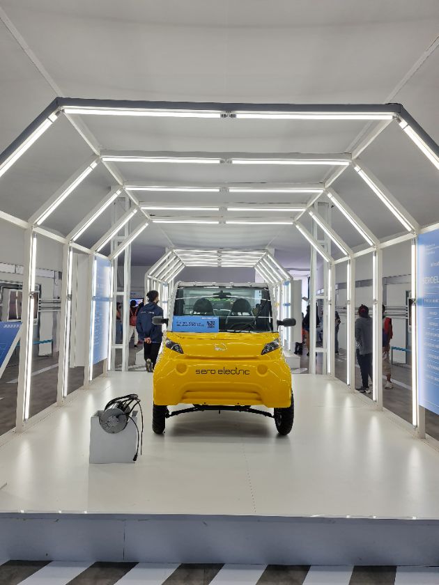 Sero Electric amarillo exhibido en un túnel de luces