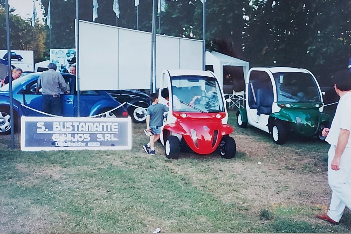 Stand de S. Bustamante e Hijos con vehículos GEM, 1998