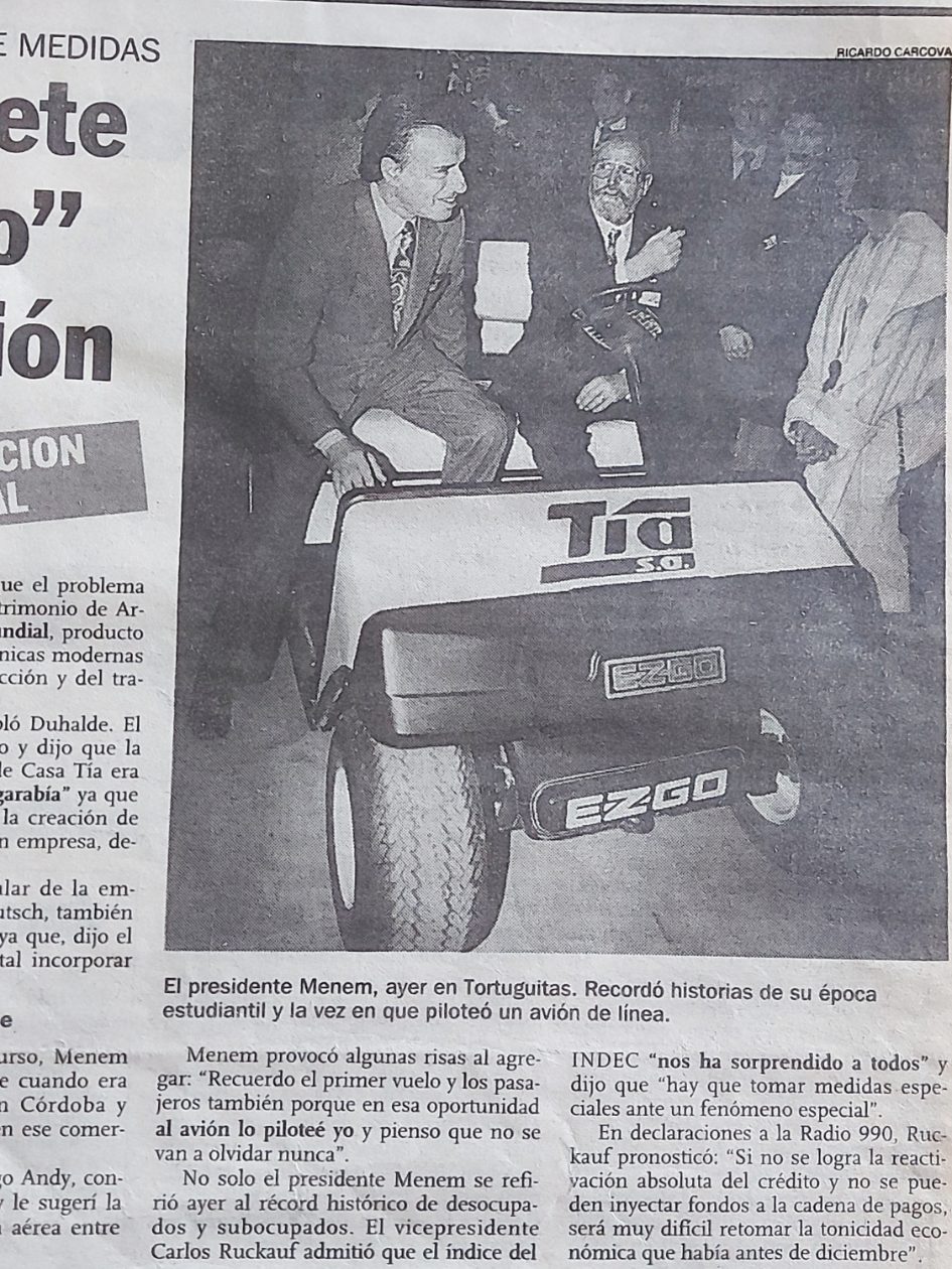Nota de diario: el presidente Menem en Tortuguitas a bordo de un carro E-Z-GO