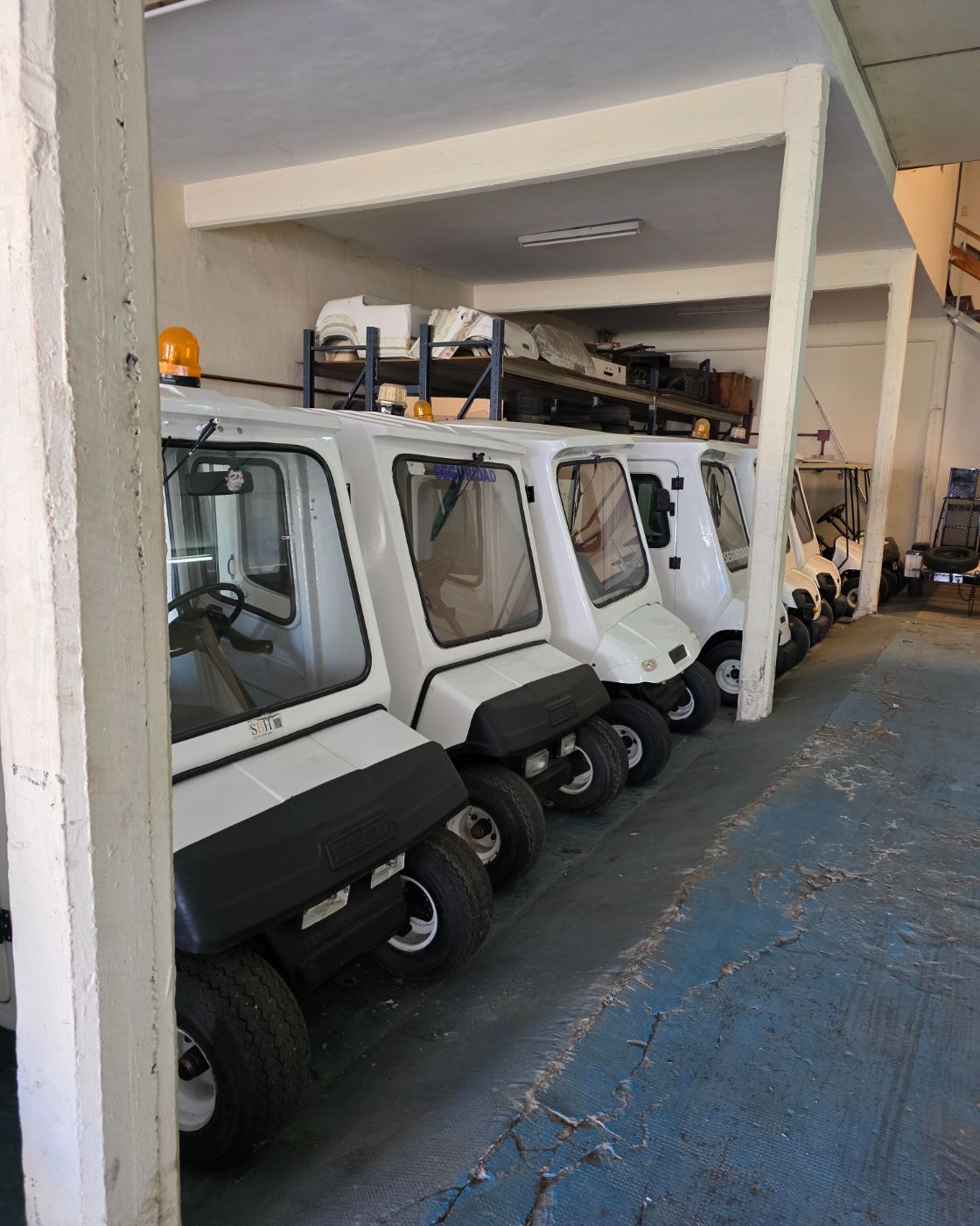 Flota de carros de golf SBH en depósito